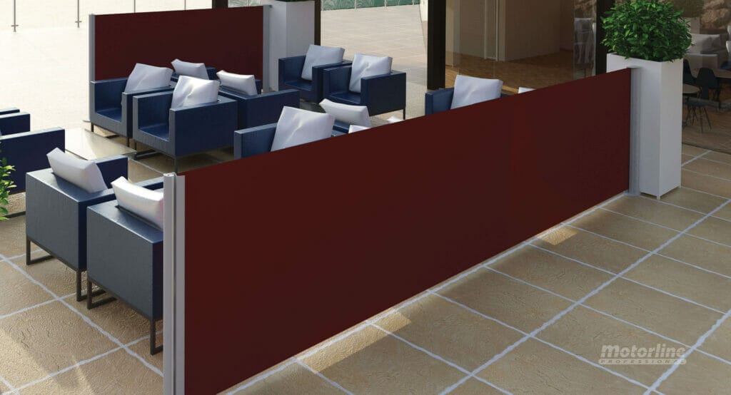 Gesloten scheidingswand met taupe doek.